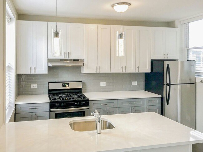Building Photo - 5208 N Damen Ave