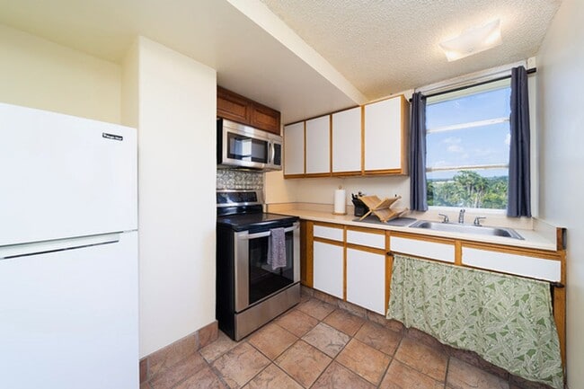 Building Photo - Bayshore Towers - Fully Furnished Unit wit...