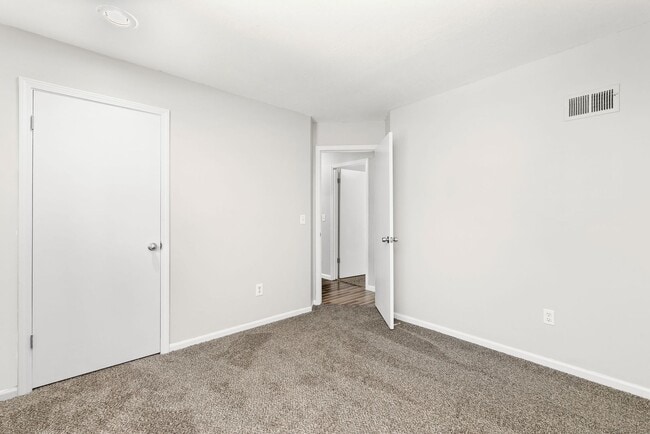Building Photo - Spacious Overland Park 4 Bedroom Home - Av...