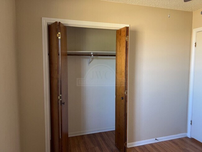 Building Photo - 3808 Peaks Dr