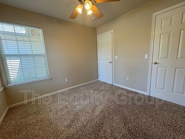 Building Photo - 3645 E Vista Dr