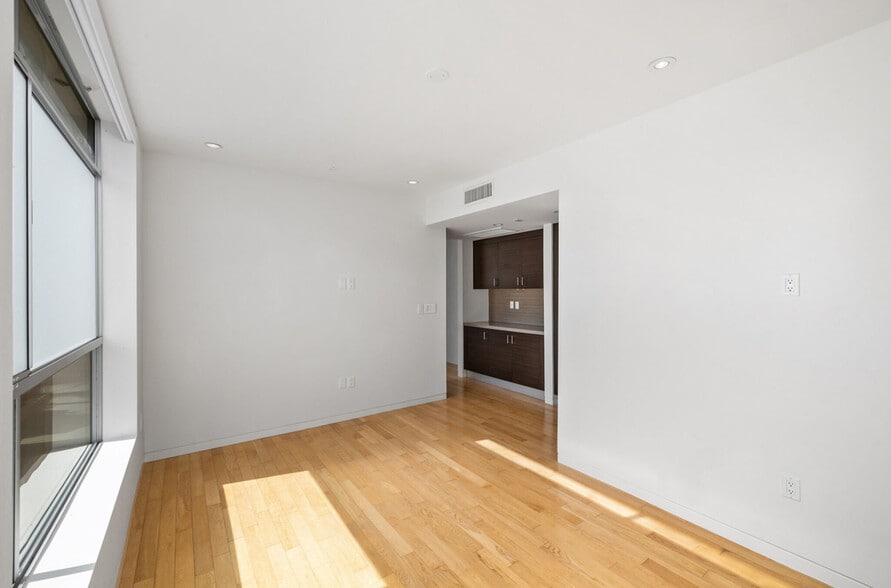 Building Photo - 742 N Hudson Ave