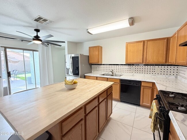 Building Photo - 3033 E Santa Rosa Dr