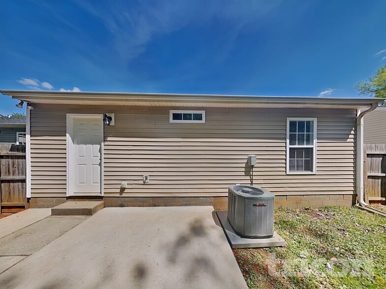 Building Photo - 10417 Hugue Way