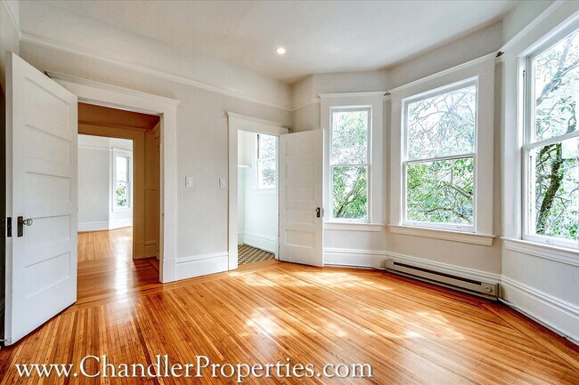 Building Photo - Bright & Sunny 2 Bedroom Flat with On-Site Laundry | Small Bonus Space