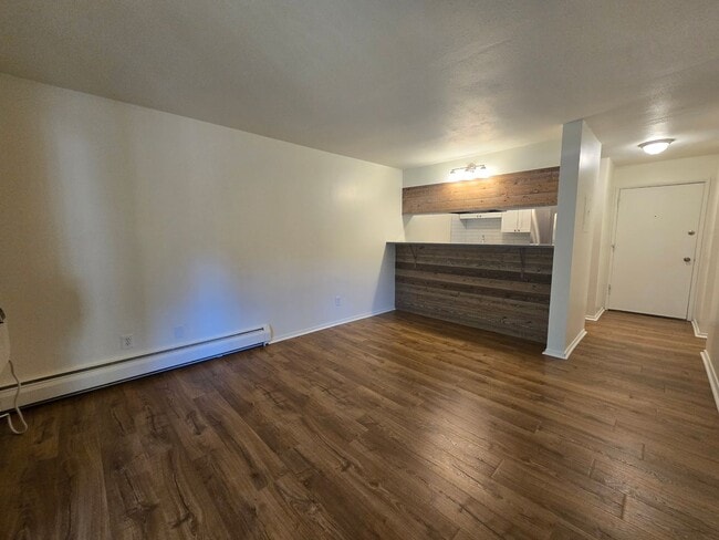 Building Photo - Beautifully Renovated Condo With Huge Balcony!