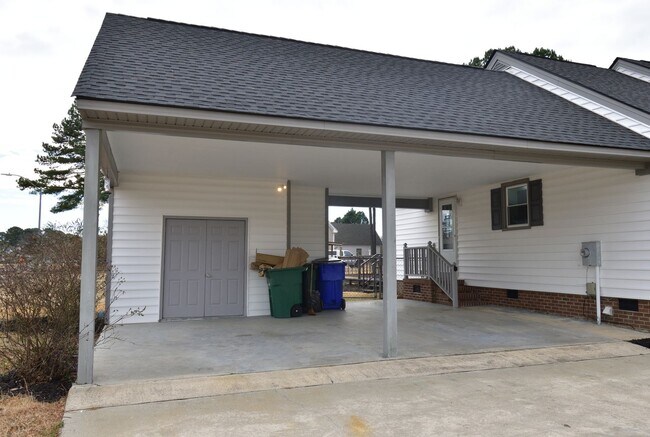 Building Photo - 505 E Birchwood Dr