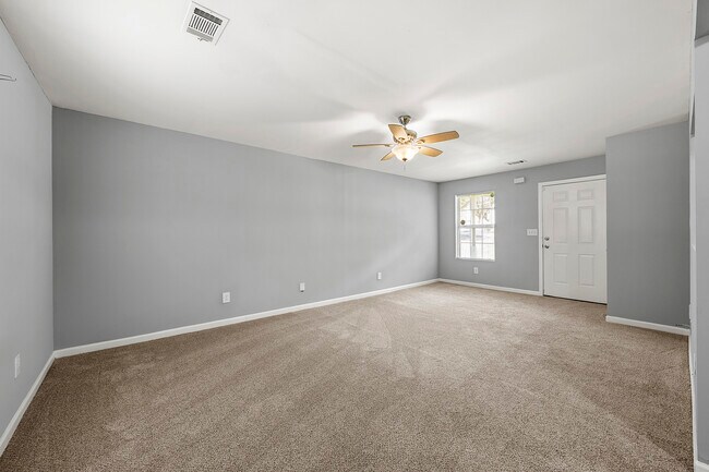Building Photo - 1526 Venetian Dr SW