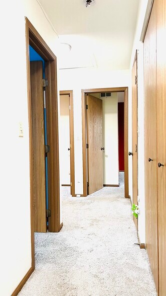 Building Photo - 722 E Whispering Oaks Dr