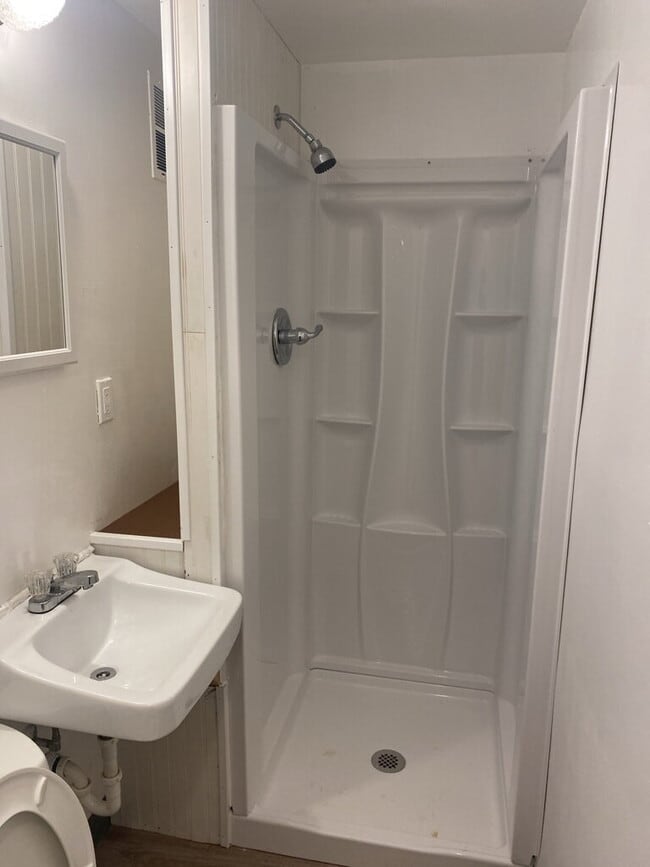 Building Photo - 2BD/1BA Basement Room on The Hill!