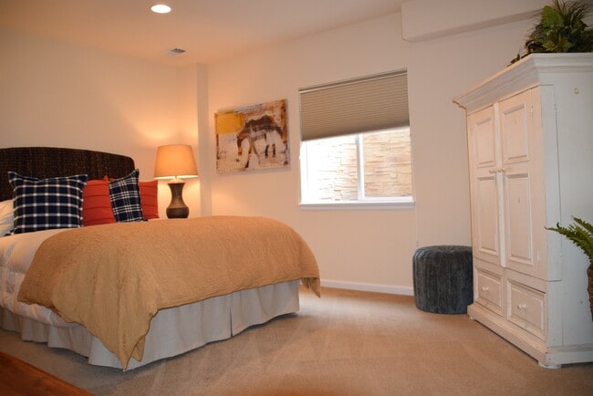 Building Photo - 9805 S Iris Ct