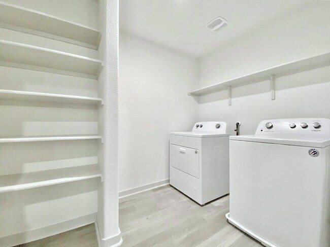 Building Photo - 1056 Winnsboro Lp