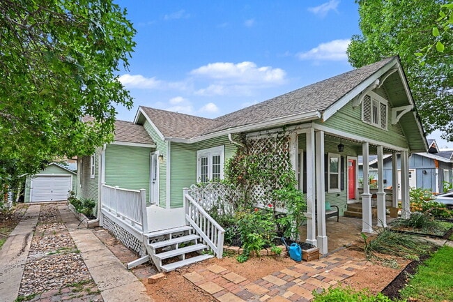 Building Photo - "Charming 3-Bedroom Sanctuary with 2 Full Baths in San Antonio located close to Alamo Heights and...