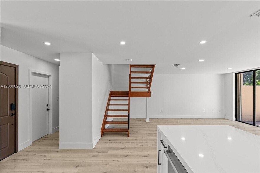 Building Photo - 3737 Alcantara Ave
