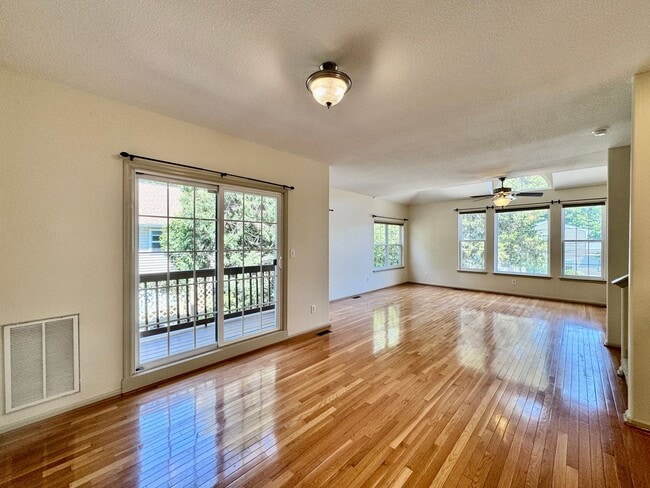 Building Photo - A Chesapeake Bay Townhome w/Garage, Available NOW! 2 Downstairs Bedrooms - Pet Friendly - 2 Balco...