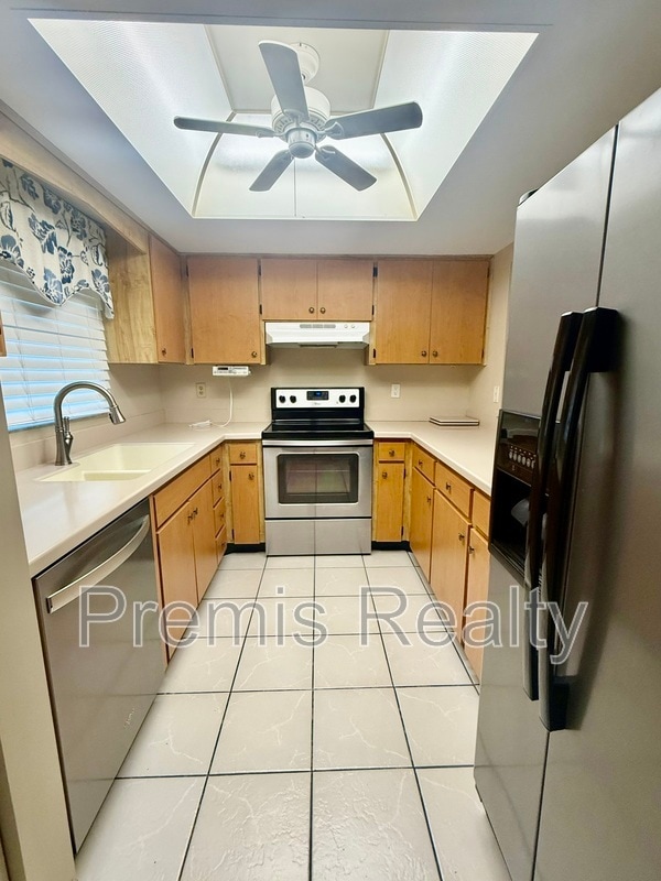Building Photo - 2400 Winding Creek Blvd