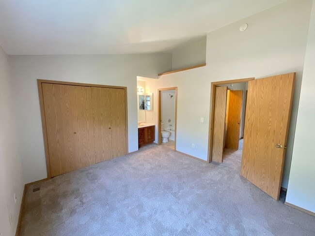 Building Photo - 2 Bedroom Townhome Available Near Austin B...