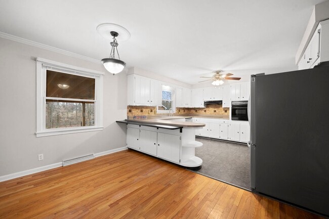 Building Photo - Spacious 4BR (or 3BR + Bonus) with 2 Living Rooms, Screened Porch & 4-Car Garage