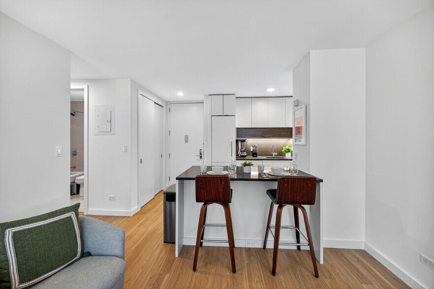 Building Photo - 68 W 37th St