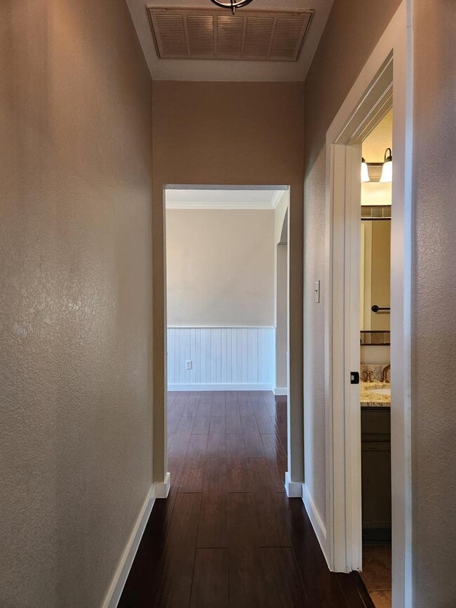 Building Photo - 207 Meadows Ln