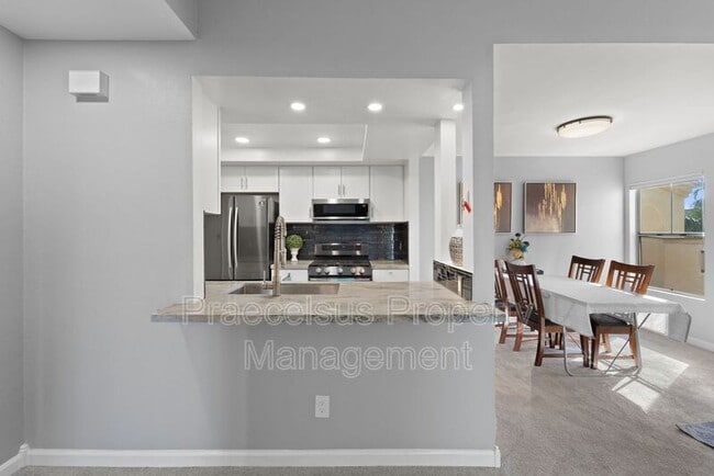 Building Photo - 2035 Lakeridge Cir