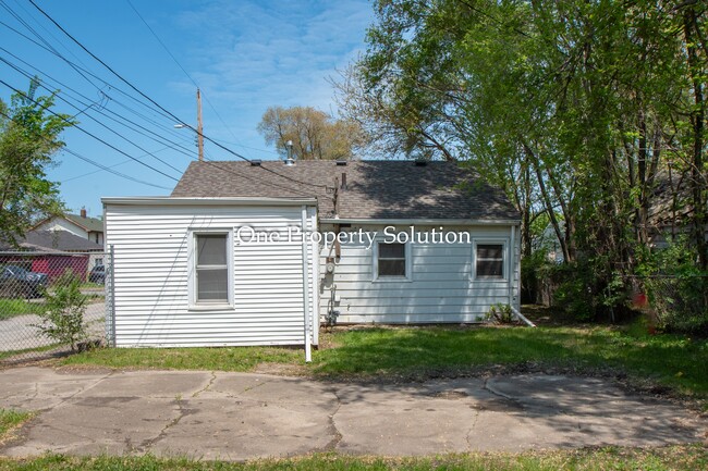 Building Photo - 825 E 14th Ave