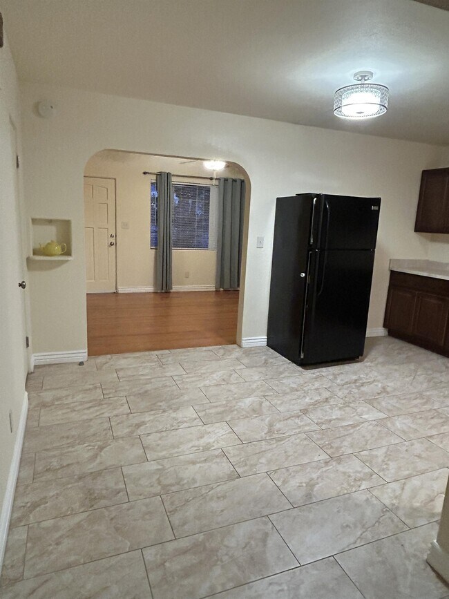 Building Photo - 902 S Fremont Ave