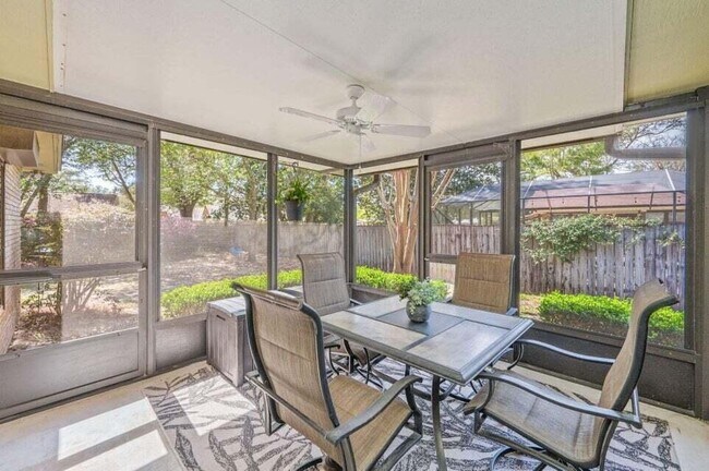 Building Photo - 512 Samana Way