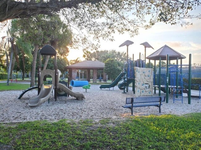 Building Photo - 423 Pine Tree Ct