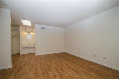 Building Photo - Rarely Available Private 5 Bed 3 Bath House w/ 2 Masters