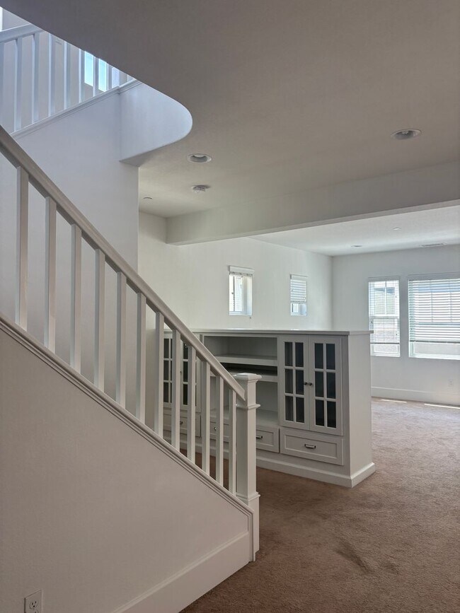 Building Photo - Pet Friendly 4 bed 3.5 bath home *AVAILABL...