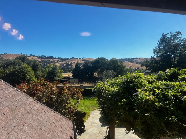 Building Photo - MORGAN HILL Expansive 6 bedroom, 4.5 bathroom home