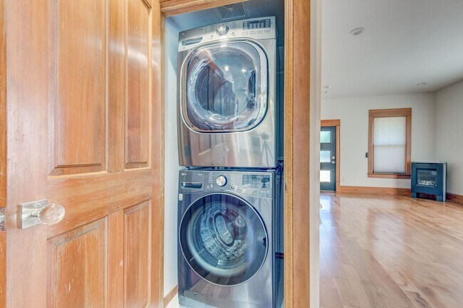 Building Photo - Gorgeous 3BD/2.5BA Downtown Boulder Home- Completely Renovated!