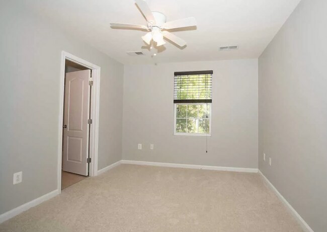 Building Photo - Beautiful End-Unit Townhome in Tanyard Spr...