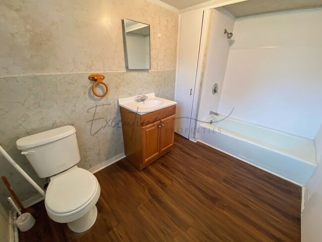 Building Photo - Simple & Comfortable 2 Bedroom Home in Iowa, LA with Large Yard & Shed