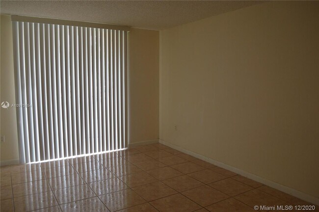 Building Photo - 9320 Fontainebleau Blvd