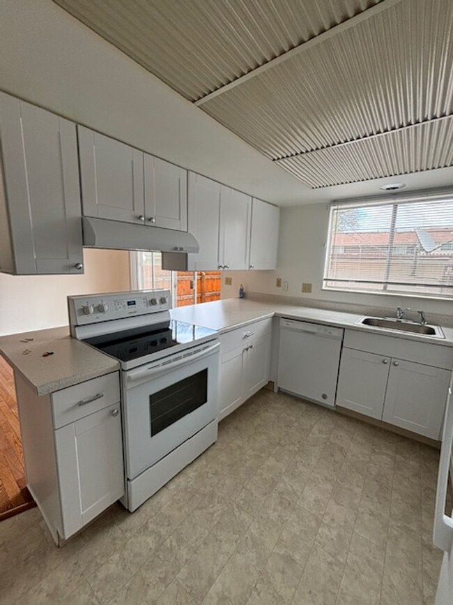 Building Photo - Updated 2 bd/3ba Townhome in Lakewood