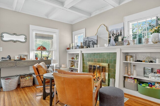 Building Photo - Great 3 Bedroom & 2 Full Baths In GREAT South Plaza Location