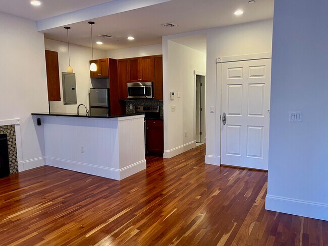 Building Photo - 31 Temple St