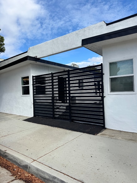 Building Photo - 2616 W Beverly Blvd