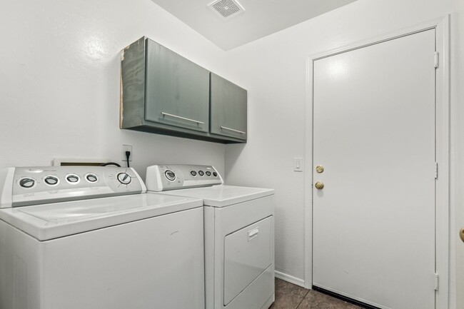 Building Photo - Single-Story 3 Bedroom Home in Rancho El Mirage