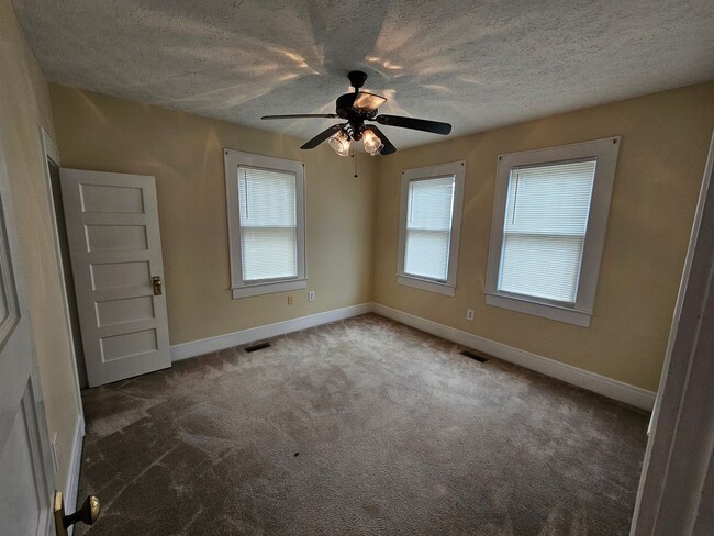 Building Photo - 3 BD / 2 BA Unfurnished