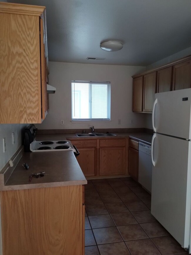 Building Photo - Little Apt.  2 bed, 1 bath and 2 car priva...