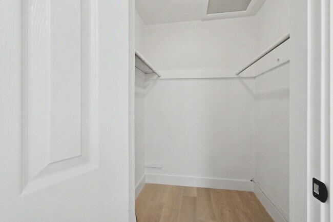Building Photo - 411B NE 57th Ct
