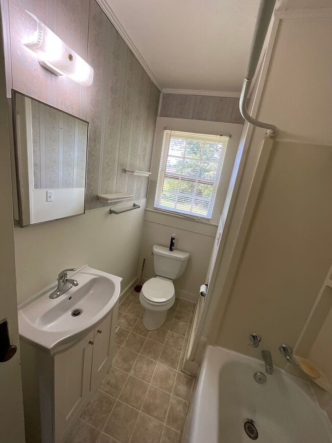 Building Photo - Quiet 2/1 Country Home in Marianna