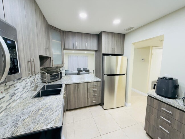 Building Photo - 5545 N Lakewood Cir