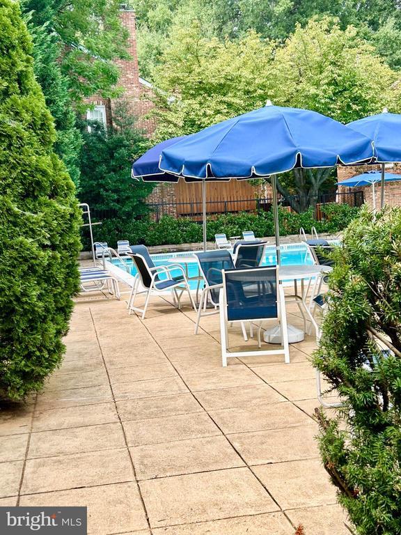 Building Photo - 2514 S Walter Reed Dr