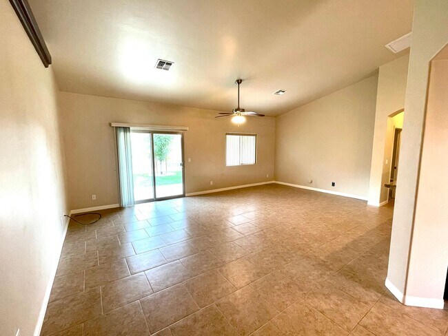 Building Photo - Beautiful 3 Bedroom Home in Hualapai Shadows! *HOME IS CURRENTLY OCCUPIED, PLEASE DO NOT DISTURB ...
