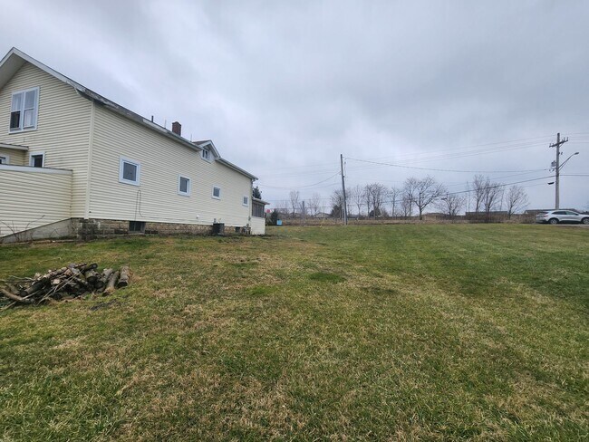 Building Photo - FIVE BEDROOM HOUSE !!. Just a four-minute commute away from PENN STATE BEHREND.