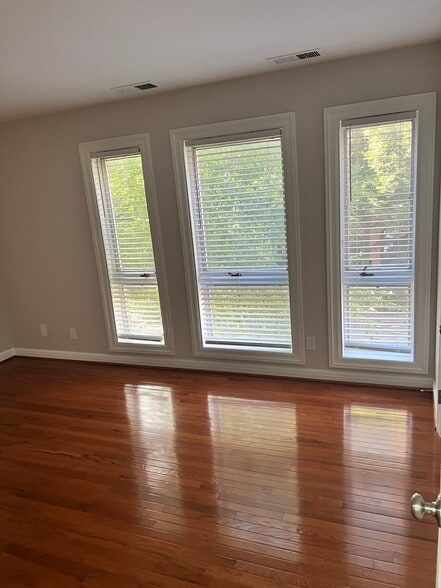 Master bedroom - 4820 Hampden Ln